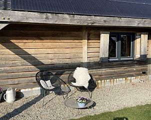 Buitenruimte met zitje in Huisje in Alverna, vakantiehuis in Rijk van Nijmegen, Gelderland.