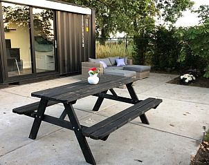 Terras met picknicktafel bij Vakantiehuisje in Overasselt, Rijk van Nijmegen, Gelderland.
