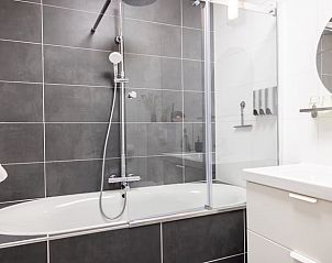 Moderne badkamer in Huisje in Overasselt, vakantiehuis in het Rijk van Nijmegen, Gelderland.