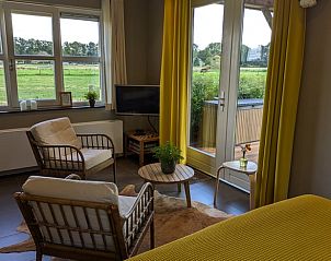 Zithoek met uitzicht op weilanden in vakantiehuis Huisje in Overasselt, Rijk van Nijmegen.