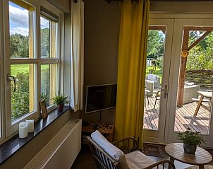 Lichte woonruimte met terrasuitgang in Huisje in Overasselt, vakantiewoning in Gelderland.