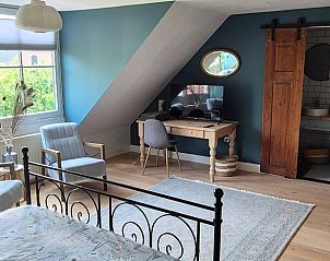 Gezellige zithoek in de slaapkamer van Vakantiehuis in Overasselt, Gelderland.