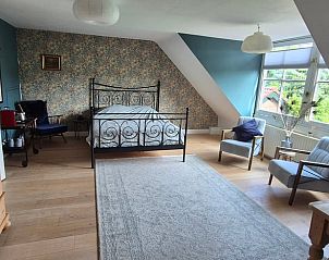 Ruime slaapkamer met vintage inrichting in Vakantiehuis in Overasselt, Gelderland.