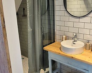 Moderne badkamer met douche in Vakantiehuis in Overasselt, Rijk van Nijmegen.