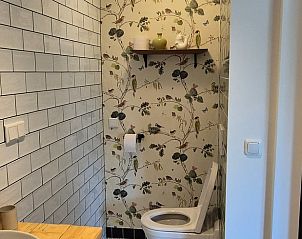 Stijlvolle toiletruimte met bloemenbehang in Vakantiehuis in Overasselt, Gelderland.