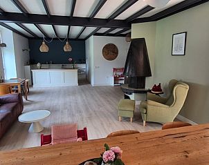 Comfortabele zithoek met open haard in Vakantiehuis in Overasselt, Gelderland.