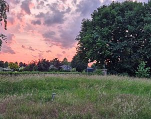 Avondlucht met kleurrijke wolken bij Vakantiehuis in Overasselt, Rijk van Nijmegen.