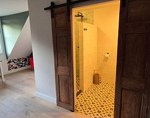 Elegant ingerichte badkamer met douche in Vakantiehuisje in Overasselt, Rijk van Nijmegen, perfect voor comfort.