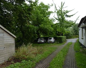 Oprit met parkeerplaats bij Vakantiehuis in Kekerdom, omgeven door bomen, Rijk van Nijmegen, Gelderland.