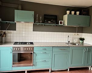 Moderne keuken in Vakantiehuis in Kekerdom met groene kastjes, Rijk van Nijmegen, Gelderland.