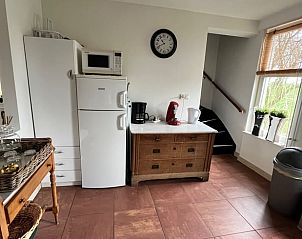 Keukengedeelte met apparatuur in Vakantiehuis in Kekerdom, Rijk van Nijmegen, Gelderland.