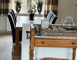 Gezellige eetkamer met decoratie in Vakantiehuis in Kekerdom, Rijk van Nijmegen, Gelderland.