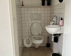 Wit betegeld toilet in Vakantiehuis in Kekerdom, Rijk van Nijmegen, Gelderland.