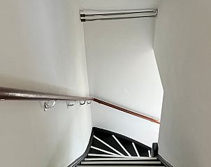 Trap met houten leuning in Vakantiehuis in Kekerdom, Rijk van Nijmegen, Gelderland.