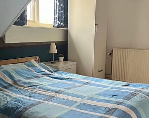 Slaapkamer met blauwe dekbedden in Vakantiehuis in Kekerdom, Rijk van Nijmegen, Gelderland.