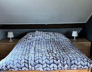 Gezellige slaapkamer met houten meubels in Vakantiehuis in Kekerdom, Rijk van Nijmegen, Gelderland.