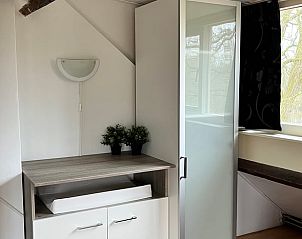 Stijlvolle opbergruimte in slaapkamer van Vakantiehuis in Kekerdom, Rijk van Nijmegen, Gelderland.