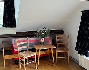 Zithoek met tafel en stoelen in Vakantiehuis in Kekerdom, Rijk van Nijmegen, Gelderland.