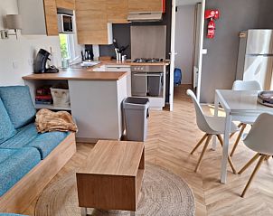 Stijlvolle keuken en eetruimte in EnJoy Natur, See und Meer Chalet Lauwersoog, ideaal voor een gezellige vakantie in Groningen.