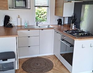 Volledig uitgeruste keuken in EnJoy Natur, See und Meer Chalet Lauwersoog, biedt comfort en gemak in Lauwersoog, Groningen.