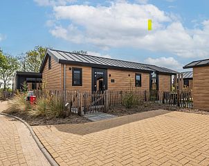 Zijaanzicht van Chalet De Zeester nr. 718, gelegen in het serene Strandpark de Zeeuwse Kust, Renesse, Schouwen-Duiveland.